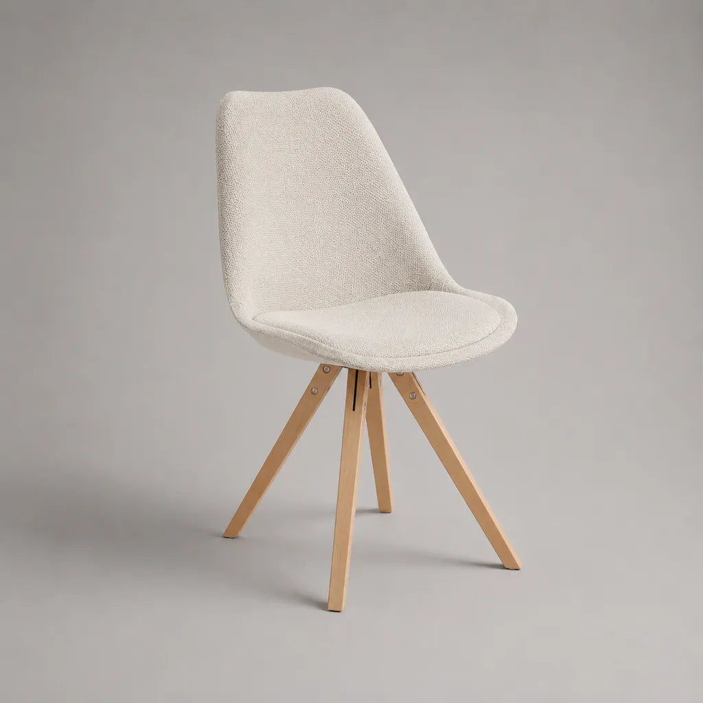 Sedia da pranzo imbottita in tessuto bouclé con gambe in legno, avorio e naturale, 48 x 55 x 83 cm