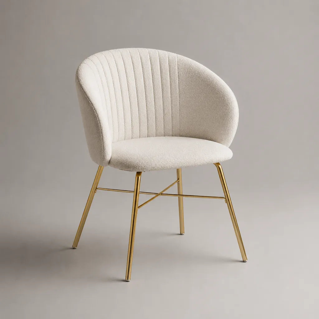 Sedia da pranzo imbottita in tessuto crema con gambe in acciaio dorato, 59 × 58 × 79 cm